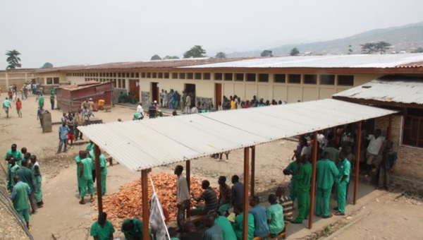 Prisonniers à la merci des intempéries : Le désespoir des détenus de Mpimba sous la pluie